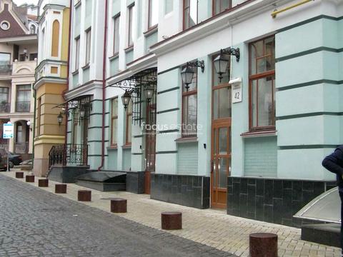 комерційна за адресою Воздвиженська вул., 42