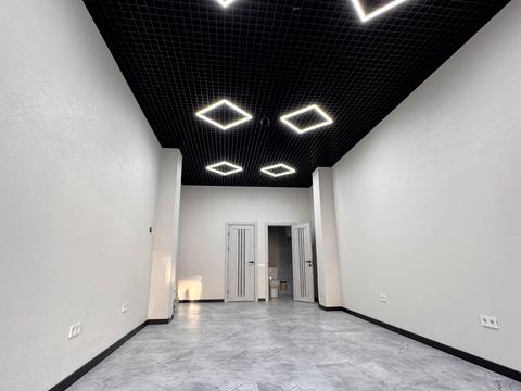 комерційна за адресою Українська вул., 1-В