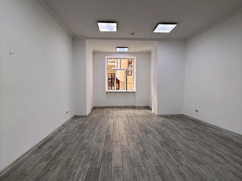 комерційна за адресою Генерала Петра Григоренка пл. (Перемоги), 4