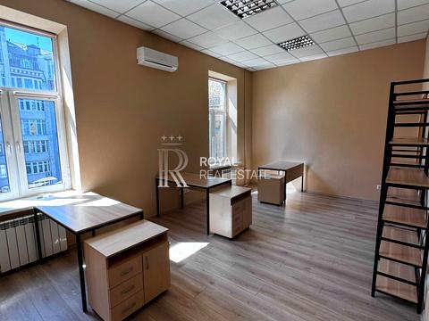 комерційна за адресою Олександра Кониського вул., 82