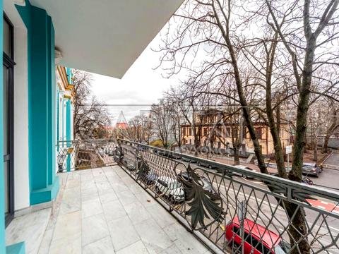 комерційна за адресою Володимирська вул., 4