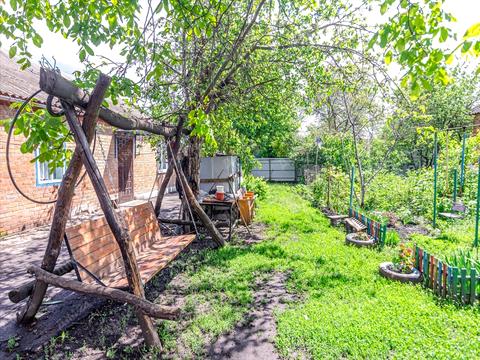 будинок за адресою Карлівка, Центральна, 1