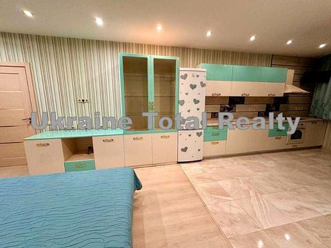 квартира за адресою Анни Ахматової вул., 30