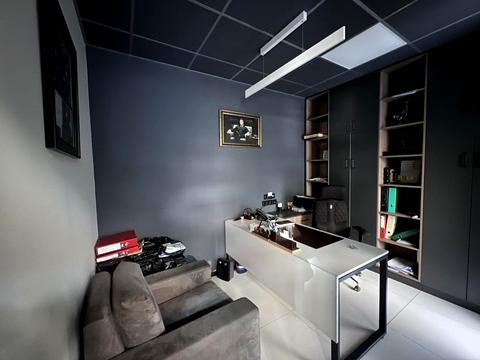 комерційна за адресою Набережно-Хрещатицька вул., 35В