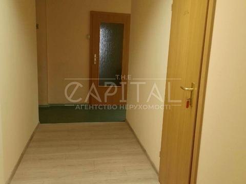 комерційна за адресою Дніпровська набережна вул., 1