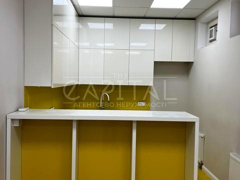 комерційна за адресою Володимирська вул., 93