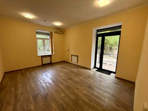комерційна за адресою Кловський узвіз, 11а