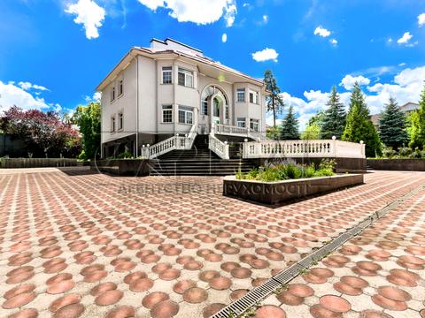 комерційна за адресою Патріарха Володимира Романюка вул. (Жовтнева), 2Б