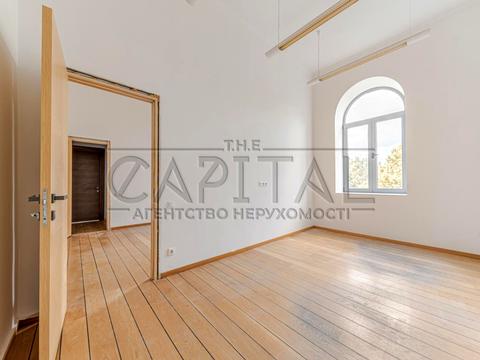 комерційна за адресою Володимирська вул., 4