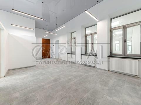 комерційна за адресою Володимирська вул., 4