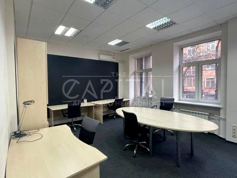 комерційна за адресою Інститутська вул., 24/7