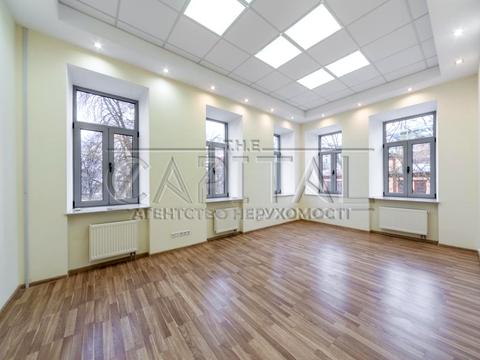 комерційна за адресою Володимирська вул., 4