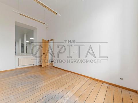 комерційна за адресою Володимирська вул., 4