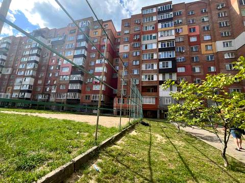 комерційна за адресою Будівельників вул., 2