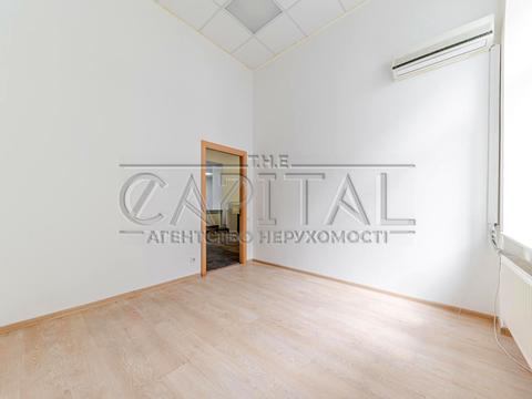 комерційна за адресою Володимирська вул., 4