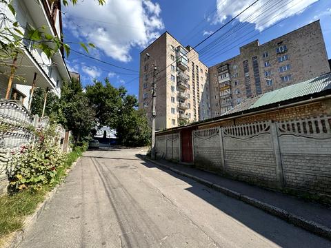 комерційна за адресою Малий узвіз, 8