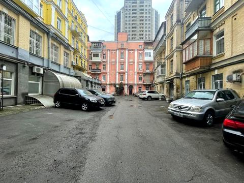 комерційна за адресою Жилянська вул., 1-А