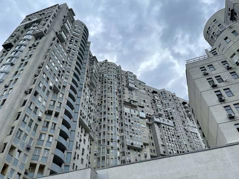 паркомісце за адресою Миколи Міхновського бульв. (Дружби Народів), 14-16