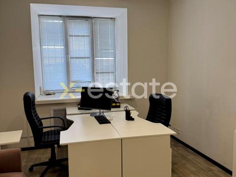 комерційна за адресою Куликівський узвіз (Революції), 9