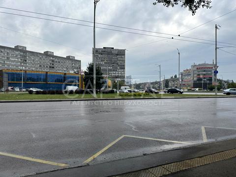комерційна за адресою Празька вул., 1