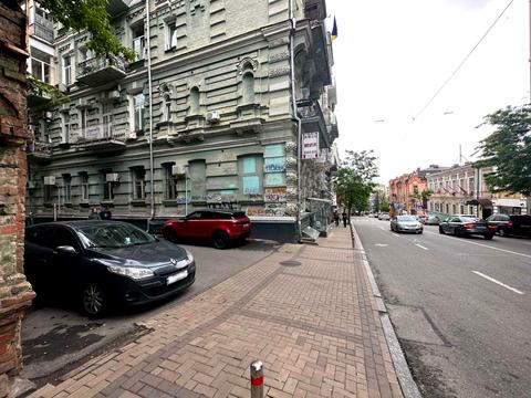 комерційна за адресою Михайлівська пл., 1