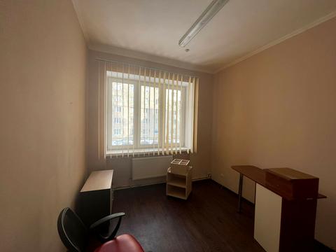 комерційна за адресою Леся Курбаса вул., 7