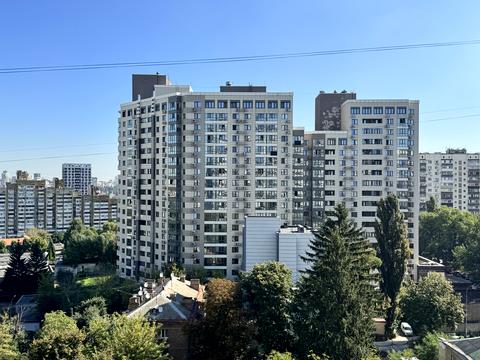 паркомісце за адресою Лариси Руденко вул., 6-А