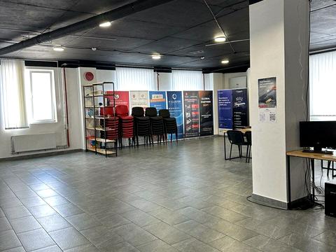 комерційна за адресою Степана Бандери вул., 2/1