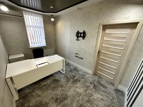 комерційна за адресою Євгена Коновальця вул. (Щорса), 32-Б