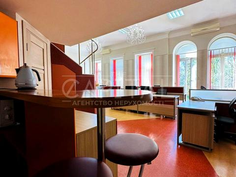 комерційна за адресою Володимирська вул., 65