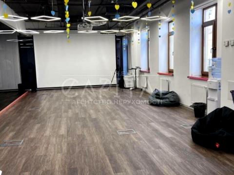 комерційна за адресою Верхній Вал вул., 10