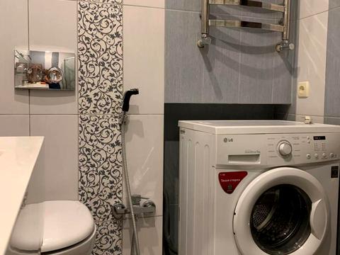 квартира за адресою Коновальця Євгена, 40