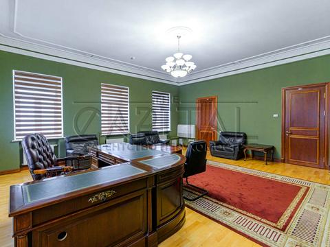 комерційна за адресою Липська вул., 10