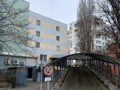 паркомісце за адресою Тополина вул., 10а