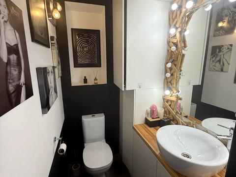 комерційна за адресою Левка Лук'яненка вул. (Василя Жуковського), 16, 18, 20, 24