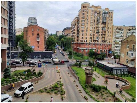 комерційна за адресою Жилянська вул., 59