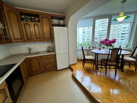 квартира за адресою Анни Ахматової вул., 6