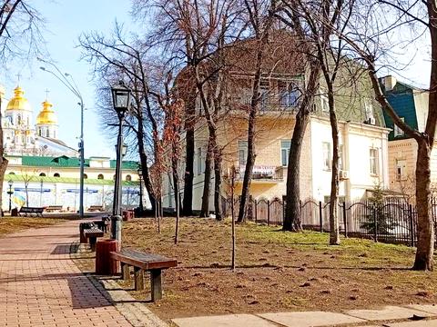 комерційна за адресою Трьохсвятительська вул., 13