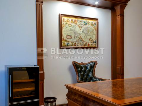 комерційна за адресою Лютеранська вул., 8