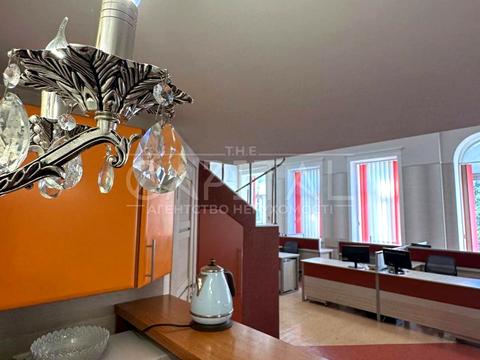 комерційна за адресою Володимирська вул., 65