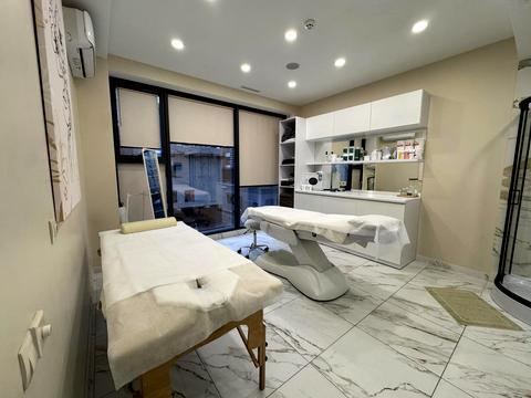 комерційна за адресою Андрія Верхогляда вул. (Михайла Драгомирова), 14-А