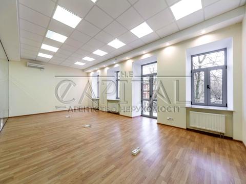 комерційна за адресою Володимирська вул., 4