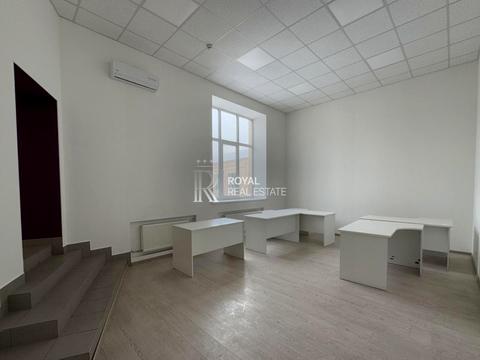 комерційна за адресою Лаврська вул. (Січневого Повстання), 16