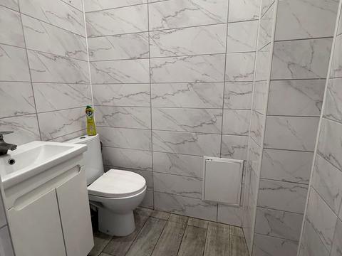 комерційна за адресою Генерала Петра Григоренка пл. (Перемоги), 4