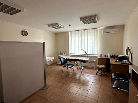 комерційна за адресою Дарницький бульв., 8