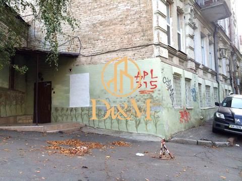 комерційна за адресою Малопідвальна вул., 15