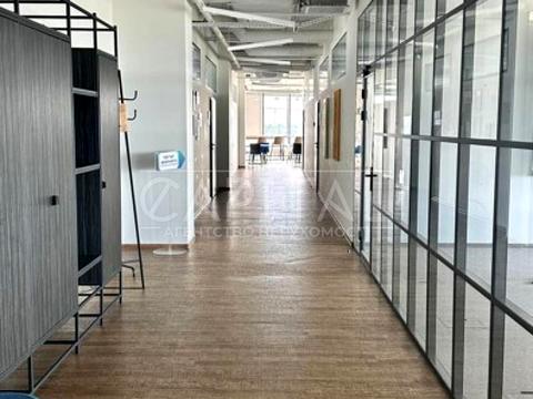 комерційна за адресою Дніпровська набережна вул., 1в