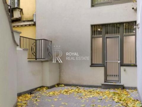 комерційна за адресою Івана Франка вул., 1