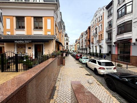 комерційна за адресою Воздвиженська вул., 18