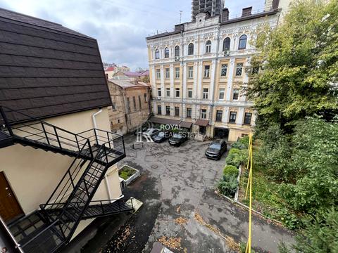 комерційна за адресою Івана Франка вул., 2б